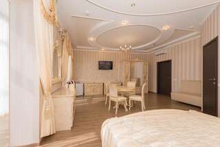 Отель Монарх Анапа Люкс с кроватью размера «king-size»-2